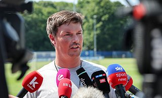 Muss noch einige Antworten vor dem Saisonstart finden: HSV-Cheftrainer Merlin Polzin. - Christian Charisius/dpa Muss noch einige Antworten vor dem Saisonstart finden: HSV-Cheftrainer Merlin Polzin. - Christian Charisius/dpa