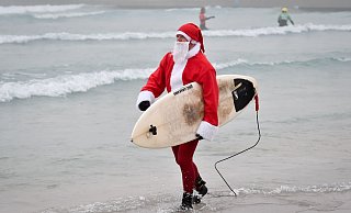 Events mit surfenden Weihnachtsmännern gibt es mittlerweile in mehreren Ländern. (Archivbild) - Ben Birchall/PA Wire/dpa Events mit surfenden Weihnachtsmännern gibt es mittlerweile in mehreren Ländern. (Archivbild) - Ben Birchall/PA Wire/dpa