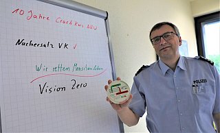 Markus Tewes zeigt ein drehbares Kärtchen zur Ermittlung von Tempo und Anhalteweg. - Simone Flörke Markus Tewes zeigt ein drehbares Kärtchen zur Ermittlung von Tempo und Anhalteweg. - Simone Flörke