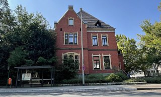 Die Villa Schlüter Unter den Ulmen 6 in der Gütersloher Innenstadt wurde 1888 gebaut. Die zwei oberen Etagen und das ausgebaute Dachgeschoss sind aktuell bewohnt - das Erdgeschoss wird derzeit aufwendig restauriert und saniert. - Lena Vanessa Bleck Die Villa Schlüter Unter den Ulmen 6 in der Gütersloher Innenstadt wurde 1888 gebaut. Die zwei oberen Etagen und das ausgebaute Dachgeschoss sind aktuell bewohnt - das Erdgeschoss wird derzeit aufwendig restauriert und saniert. - Lena Vanessa Bleck