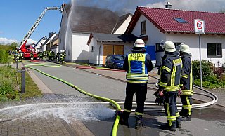 Rund 50 Feuerwehrleute aus sechs Einheiten der Feuerwehr Lichtenau bekämpften am Ostermontag einen ausgedehnten Brand in einem landwirtschaftlich genutzten Anbau an ein zweigeschossiges Wohnhaus. - Ralph Meyer Rund 50 Feuerwehrleute aus sechs Einheiten der Feuerwehr Lichtenau bekämpften am Ostermontag einen ausgedehnten Brand in einem landwirtschaftlich genutzten Anbau an ein zweigeschossiges Wohnhaus. - Ralph Meyer
