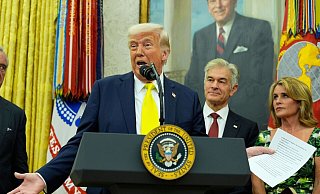 «Wenn nun aus irgendeinem Grund eine der beiden Parteien es sehr schwierig macht, werden wir einfach sagen: Ihr seid dumm», sagt Trump über den Stand der Vermittlungen im Ukraine-Krieg. - Alex Brandon/AP/dpa «Wenn nun aus irgendeinem Grund eine der beiden Parteien es sehr schwierig macht, werden wir einfach sagen: Ihr seid dumm», sagt Trump über den Stand der Vermittlungen im Ukraine-Krieg. - Alex Brandon/AP/dpa