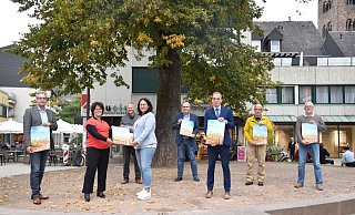Stefan Fellmann (Stadt Höxter, v. l.), Claudia Koch (Landesgartenschau-Geschäftsführerin), Thomas Schöning (Förderverein), Ulrike Drees (Förderverein), Volker Rodermund (Stadt Höxter), Bürgermeister Alexander Fischer, Ralf Haffke (Stadt Höxter) und Holger Sielemann (Förderverein) freuen sich auf den Infomarkt in Höxter. - LGS Stefan Fellmann (Stadt Höxter, v. l.), Claudia Koch (Landesgartenschau-Geschäftsführerin), Thomas Schöning (Förderverein), Ulrike Drees (Förderverein), Volker Rodermund (Stadt Höxter), Bürgermeister Alexander Fischer, Ralf Haffke (Stadt Höxter) und Holger Sielemann (Förderverein) freuen sich auf den Infomarkt in Höxter. - LGS