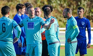 Eine kurze Diskussion der Gästespieler Helpin Ebrahim (6), Christopher Heermann (19), Alkan Görler (18) und Kapitän Volkan Ünal mit Schiedsrichter Mehmet Köksal, dann war das Spiel in Jöllenbeck beendet. - Andreas Zobe Eine kurze Diskussion der Gästespieler Helpin Ebrahim (6), Christopher Heermann (19), Alkan Görler (18) und Kapitän Volkan Ünal mit Schiedsrichter Mehmet Köksal, dann war das Spiel in Jöllenbeck beendet. - Andreas Zobe