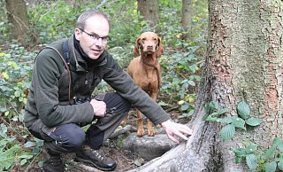 Walter Jäcker (hier mit seinem Jagdhund) ist Vorsitzender der Kreisjägerschaft und Mitglied der AG Natur und Umwelt. Er nimmt aus Sicht der Jägerschaft und von Naturschützern Stellung zum Mountainbiken im Wiehengebirge. - Teresa Kröger Walter Jäcker (hier mit seinem Jagdhund) ist Vorsitzender der Kreisjägerschaft und Mitglied der AG Natur und Umwelt. Er nimmt aus Sicht der Jägerschaft und von Naturschützern Stellung zum Mountainbiken im Wiehengebirge. - Teresa Kröger