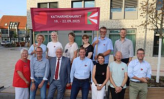 Ein großes Herz für den Delbrücker Katharinenmarkt haben die Festausschuss-Mitglieder (vorne, v. l.) Verena Altenberend, Bernd Kerkstroer, Bürgermeister Werner Peitz, Sprecher Peter Lücke, Britta Kuboth, Klaus Nickel, Ralf Engelmeier, (hinten, v. l.) Christiane Rolf, Alina Kerkstroer, Heike Sandbothe, Michaela Hartmann, Elmar Schniedermeier und Simon Daniel. - Regina Brucksch Ein großes Herz für den Delbrücker Katharinenmarkt haben die Festausschuss-Mitglieder (vorne, v. l.) Verena Altenberend, Bernd Kerkstroer, Bürgermeister Werner Peitz, Sprecher Peter Lücke, Britta Kuboth, Klaus Nickel, Ralf Engelmeier, (hinten, v. l.) Christiane Rolf, Alina Kerkstroer, Heike Sandbothe, Michaela Hartmann, Elmar Schniedermeier und Simon Daniel. - Regina Brucksch