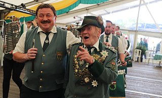 Ein Top-Schütze: Mit musikalischem Ehrengeleit des Spielmannszuges St. Johannes Stukenbrock wird Otto Fulland (r.) zum Podium eskortiert. Dirigent Norbert Greinert (links) freut sich mit ihm. - Knut Dinter Ein Top-Schütze: Mit musikalischem Ehrengeleit des Spielmannszuges St. Johannes Stukenbrock wird Otto Fulland (r.) zum Podium eskortiert. Dirigent Norbert Greinert (links) freut sich mit ihm. - Knut Dinter