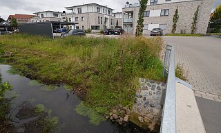 Erst in jüngster Zeit wurde in der Nähe des vor der Bebauung stehenden Bauerngartens am Oesternforth in Rietberg eine Grünfläche im Baugebiet „Luisenstraße“ mit sieben Sechsfamilienhäusern bebaut. - Birgit Vredenburg Erst in jüngster Zeit wurde in der Nähe des vor der Bebauung stehenden Bauerngartens am Oesternforth in Rietberg eine Grünfläche im Baugebiet „Luisenstraße“ mit sieben Sechsfamilienhäusern bebaut. - Birgit Vredenburg