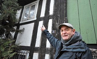 Klaus Latzel deutet auf die erste Etage der Alten Dorfmühle. Dort hat er Anfang der 1960er Jahre mit der Familie gelebt und viele Abenteuer erlebt. - Karin Prignitz Klaus Latzel deutet auf die erste Etage der Alten Dorfmühle. Dort hat er Anfang der 1960er Jahre mit der Familie gelebt und viele Abenteuer erlebt. - Karin Prignitz