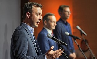 CDU-Generalsekretär Paul Ziemiak (l-r), FDP-Generalsekretär Volker Wissing und CSU-Generalsekretär Markus Blume geben nach den Sondierungsgesprächen zwischen CDU/CSU und FDP ein Pressestatement ab. - Foto: Michael Kappeler/dpa CDU-Generalsekretär Paul Ziemiak (l-r), FDP-Generalsekretär Volker Wissing und CSU-Generalsekretär Markus Blume geben nach den Sondierungsgesprächen zwischen CDU/CSU und FDP ein Pressestatement ab. - Foto: Michael Kappeler/dpa