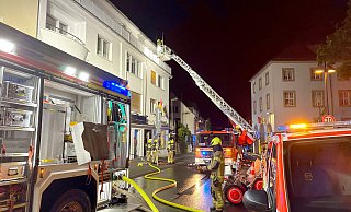 In einer Wohnung im ersten Obergeschoss dieses Wohn- und Geschäftshauses sorgte eine vergessene Pizza im Backofen für eine starke Rauchentwicklung. - Ralph Meyer In einer Wohnung im ersten Obergeschoss dieses Wohn- und Geschäftshauses sorgte eine vergessene Pizza im Backofen für eine starke Rauchentwicklung. - Ralph Meyer
