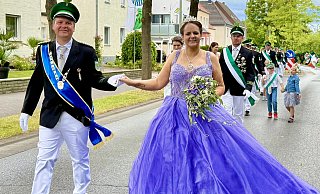 Das schützenfesterprobte Königspaar Matthias Alpmann und Diana Berger genossen nicht nur das Bad in der Menge und die Parade auf dem Sportplatz. Sie feierten drei Tage ein rauschendes Fest in Ursprunge. - Apple Photos Clean Up Das schützenfesterprobte Königspaar Matthias Alpmann und Diana Berger genossen nicht nur das Bad in der Menge und die Parade auf dem Sportplatz. Sie feierten drei Tage ein rauschendes Fest in Ursprunge. - Apple Photos Clean Up