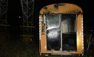 Der Bauwagen brannte völlig aus. - Polizei Minden-Lübbecke Der Bauwagen brannte völlig aus. - Polizei Minden-Lübbecke