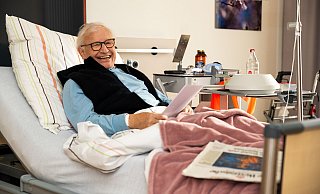 Gert Gröper ist 77 Jahre alt und liegt seit zwei Wochen auf der Palliativstation. Seinen Humor hat er dort nicht verloren. - Kreisklinikum Herford-Bünde Gert Gröper ist 77 Jahre alt und liegt seit zwei Wochen auf der Palliativstation. Seinen Humor hat er dort nicht verloren. - Kreisklinikum Herford-Bünde