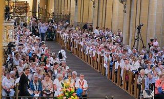Viele Frauen und auch einige Männer im Paderborner Dom sind in Weiß gekleidet, um ein Zeichen zu setzen. - Andreas Zobe Viele Frauen und auch einige Männer im Paderborner Dom sind in Weiß gekleidet, um ein Zeichen zu setzen. - Andreas Zobe