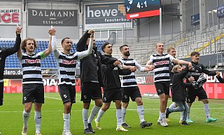 Erleichterung beim SC Verl: Die wichtigen drei Punkte wurden nach der Zitterpartie ausgiebig mit den Fans gefeiert. - Jens Dünhölter Erleichterung beim SC Verl: Die wichtigen drei Punkte wurden nach der Zitterpartie ausgiebig mit den Fans gefeiert. - Jens Dünhölter