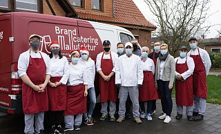 Das Team der Brand Catering Manufaktur will Alleinstehenden zu Weihnachten eine Freude machen. - Arne Dübbert Das Team der Brand Catering Manufaktur will Alleinstehenden zu Weihnachten eine Freude machen. - Arne Dübbert