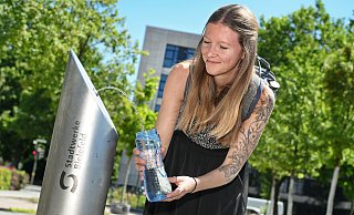 Der silberglänzende Trinkwasserbrunnen auf dem Kesselbrink ist seit Jahren stadtweit der einzige. - Barbara Franke Der silberglänzende Trinkwasserbrunnen auf dem Kesselbrink ist seit Jahren stadtweit der einzige. - Barbara Franke
