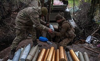 Ukrainische Soldaten bereiten Haubitzengranaten in vor. Die EU hat rund 1,4 Milliarden Euro für Militärhilfen für die Ukraine auf den Weg gebracht. - Iryna Rybakova/AP/dpa Ukrainische Soldaten bereiten Haubitzengranaten in vor. Die EU hat rund 1,4 Milliarden Euro für Militärhilfen für die Ukraine auf den Weg gebracht. - Iryna Rybakova/AP/dpa