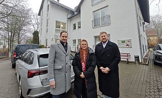 Unterstütztung aus Berlin: Regionaldirektor Riko Mansholt (l.) und Personalleiter Patrick Kertesz (r.) von der Curata Care Holding GmbH mit Einrichtungsleiterin Jessica Gast. - Ulf Hanke Unterstütztung aus Berlin: Regionaldirektor Riko Mansholt (l.) und Personalleiter Patrick Kertesz (r.) von der Curata Care Holding GmbH mit Einrichtungsleiterin Jessica Gast. - Ulf Hanke
