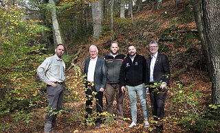 Roland Schockemöhle (Regionalforstamt, v. l.), der Waldbeauftragte Cajus Caesar, Jan Preller (Hammerhof), Christoph Rullmann (Schutzgemeinschaft Deutscher Wald) und der Bundestagsabgeordnete Christian Haase freuen sich auf neue Ideen. - Hermann Ludwig Roland Schockemöhle (Regionalforstamt, v. l.), der Waldbeauftragte Cajus Caesar, Jan Preller (Hammerhof), Christoph Rullmann (Schutzgemeinschaft Deutscher Wald) und der Bundestagsabgeordnete Christian Haase freuen sich auf neue Ideen. - Hermann Ludwig