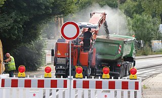 Die Fahrbahn wird abgefräst. Anschließend starten die Kanalarbeiten. - Ekkehard Wind Die Fahrbahn wird abgefräst. Anschließend starten die Kanalarbeiten. - Ekkehard Wind