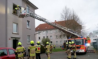 Rund 40 Feuerwehrleute löschen am Karfreitag einen Kellerbrand in einem Mehrfamilienhaus an der Elsener Straße in Paderborn - Ralph Meyer Rund 40 Feuerwehrleute löschen am Karfreitag einen Kellerbrand in einem Mehrfamilienhaus an der Elsener Straße in Paderborn - Ralph Meyer