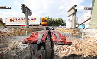 Blick in die Lücke: Elf Dehnungsfugen wie diese bieten der Weserflutbrücke im Autobahnkreuz Bad Oeynhausen Richtung Hannover den nötigen Spielraum zur Ausdehnung. - Ulf Hanke Blick in die Lücke: Elf Dehnungsfugen wie diese bieten der Weserflutbrücke im Autobahnkreuz Bad Oeynhausen Richtung Hannover den nötigen Spielraum zur Ausdehnung. - Ulf Hanke