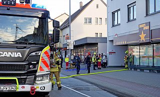 In einem viergeschossigen Wohn- und Geschäftshaus an der Bahnhofstraße brannte es. - Ralph Meyer In einem viergeschossigen Wohn- und Geschäftshaus an der Bahnhofstraße brannte es. - Ralph Meyer
