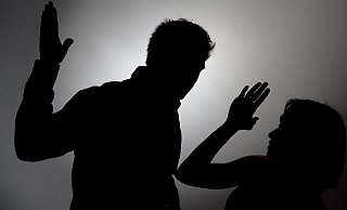 Der Mann soll die Frau geschlagen haben - sie stürzte daraufhin. - picture alliance Der Mann soll die Frau geschlagen haben - sie stürzte daraufhin. - picture alliance