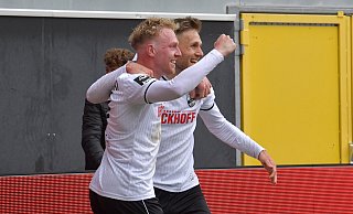 Ron Berlinski jubelt - der SC Verl steht zumindest vorläufig auf einem Nicht-Abstiegsplatz. - Jens Dünhölter Ron Berlinski jubelt - der SC Verl steht zumindest vorläufig auf einem Nicht-Abstiegsplatz. - Jens Dünhölter