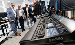 Bürgermeister Michael Dreier (v. l.), Lightpower-Gründer Ralph-Jörg Wezorke, Geschäftsführer Michael Rickers, WFG-Geschäftsführer Marco Trienes und Philipp Wezorke, Leiter der Lightpower Holding Group bei der Betriebsbesichtigung. - WFG / Tobias Vorwerk Bürgermeister Michael Dreier (v. l.), Lightpower-Gründer Ralph-Jörg Wezorke, Geschäftsführer Michael Rickers, WFG-Geschäftsführer Marco Trienes und Philipp Wezorke, Leiter der Lightpower Holding Group bei der Betriebsbesichtigung. - WFG / Tobias Vorwerk