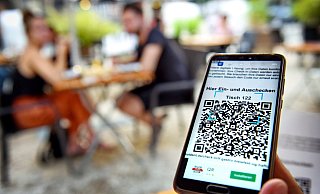 Im „La Feu" am Süsterplatz können die Gäste ihre Daten sogar per QR-Code übermitteln und in der App zugleich die Speisekarte einsehen. - Barbara Franke Im „La Feu" am Süsterplatz können die Gäste ihre Daten sogar per QR-Code übermitteln und in der App zugleich die Speisekarte einsehen. - Barbara Franke