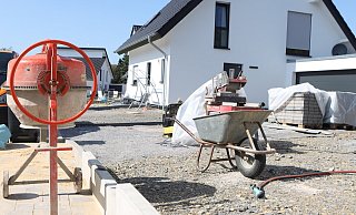 Ein Neubau - die Kosten für Grund und Boden sind gestiegen, gebeutelt werden Bauherren aber auch durch die gestiegenen Preis für Baumaterial. - Jörg Stuke Ein Neubau - die Kosten für Grund und Boden sind gestiegen, gebeutelt werden Bauherren aber auch durch die gestiegenen Preis für Baumaterial. - Jörg Stuke