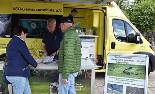 Matthias Ahlbrecht (2. v. l.), Bundesfreiwilliger beim VSR-Gewässerschutz, berät Brunnenbesitzer am Informationsstand des Labormobils. Milan Toups (4. v. l.) analysiert eine Wasserprobe auf den Nitratgehalt. - Bild darf für die redaktionelle Berichtserstattung kostenfrei in allen Medien verwendet werden. Von den abgebildeten Personen l Matthias Ahlbrecht (2. v. l.), Bundesfreiwilliger beim VSR-Gewässerschutz, berät Brunnenbesitzer am Informationsstand des Labormobils. Milan Toups (4. v. l.) analysiert eine Wasserprobe auf den Nitratgehalt. - Bild darf für die redaktionelle Berichtserstattung kostenfrei in allen Medien verwendet werden. Von den abgebildeten Personen l