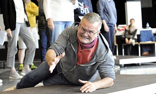 So stirbt man richtig auf der Bühne: Regisseur Mario Holetzeck macht’s vor. - Stadt Lübbecke So stirbt man richtig auf der Bühne: Regisseur Mario Holetzeck macht’s vor. - Stadt Lübbecke