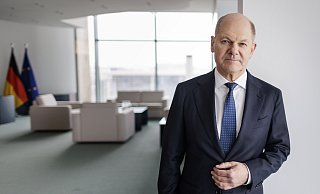 Olaf Scholz vor dem Interviewtermin in seinem Büro im Kanzleramt. - photothek.de Olaf Scholz vor dem Interviewtermin in seinem Büro im Kanzleramt. - photothek.de