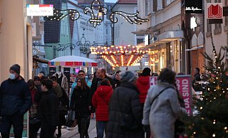 Weihnachtsmarkt trifft verkaufsoffenen Sonntag: Am zweiten Advent war die Herforder Innenstadt voll. - Susanne Barth Weihnachtsmarkt trifft verkaufsoffenen Sonntag: Am zweiten Advent war die Herforder Innenstadt voll. - Susanne Barth