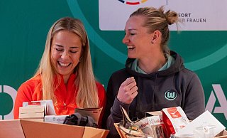 Hoffen beide auf den Titel: Giulia Gwinn (l) und Alexandra Popp. - Rolf Vennenbernd/dpa Hoffen beide auf den Titel: Giulia Gwinn (l) und Alexandra Popp. - Rolf Vennenbernd/dpa