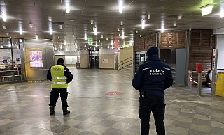 Securities bewachen den leeren Raum am Jahnplatz. Hier könnten hundert Feldbetten stehen. - Heimo Stefula Securities bewachen den leeren Raum am Jahnplatz. Hier könnten hundert Feldbetten stehen. - Heimo Stefula