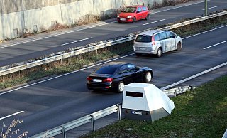 Die Autobahnpolizei verfügt seit Februar über einen Anhänger mit Laserblitzer. Der Blitzer vom Typ Esther, der auf diesem Archivfoto auf dem städtischem Teil des OWD steht, wurde von der Polizei 35 Tage lang am Ende der Stadtautobahn eingesetzt. Foto: Jens Reichenbach - Jens Reichenbach Die Autobahnpolizei verfügt seit Februar über einen Anhänger mit Laserblitzer. Der Blitzer vom Typ Esther, der auf diesem Archivfoto auf dem städtischem Teil des OWD steht, wurde von der Polizei 35 Tage lang am Ende der Stadtautobahn eingesetzt. Foto: Jens Reichenbach - Jens Reichenbach