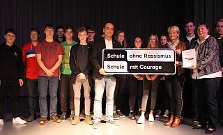 Der Regionalkoordinator Rüdiger Gleisberg übergibt das offizielle Zertifikat an Schulleiterin Verena Speer-Ramlow, Religionslehrerin Christian Neumann und die engagierte Initiativgruppe. - Städtische Realschule Steinheim Der Regionalkoordinator Rüdiger Gleisberg übergibt das offizielle Zertifikat an Schulleiterin Verena Speer-Ramlow, Religionslehrerin Christian Neumann und die engagierte Initiativgruppe. - Städtische Realschule Steinheim