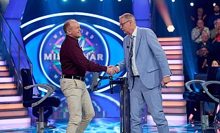 Andy Sischka verabschiedet sich mit einem Gewinn von 64.000 Euro von Moderator Günther Jauch bei Wer wird Millionär?. - RTL / Guido Engels Andy Sischka verabschiedet sich mit einem Gewinn von 64.000 Euro von Moderator Günther Jauch bei Wer wird Millionär?. - RTL / Guido Engels