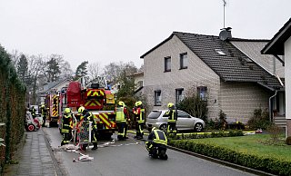 Rund 40 Feuerwehrleute rückten am Dienstagmittag in Hövelhof zu einem gemeldeten Wohnungsbrand in der Von-Spee-Straße aus. - Ralph Meyer Rund 40 Feuerwehrleute rückten am Dienstagmittag in Hövelhof zu einem gemeldeten Wohnungsbrand in der Von-Spee-Straße aus. - Ralph Meyer