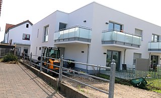 Die ersten Mieter sind schon in den zur Upsprunger Straße hin gelegenen Neubau eingezogen. Aktuell werden hier noch die Garten- und Außenanlagen hergerichtet. Links im Hintergrund ist der Altbauteil des Hans-und-Thea-Diermann-Hauses zu sehen. Hier entstehen weitere sechs Wohnungen. - Jürgen Spies Die ersten Mieter sind schon in den zur Upsprunger Straße hin gelegenen Neubau eingezogen. Aktuell werden hier noch die Garten- und Außenanlagen hergerichtet. Links im Hintergrund ist der Altbauteil des Hans-und-Thea-Diermann-Hauses zu sehen. Hier entstehen weitere sechs Wohnungen. - Jürgen Spies