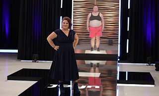 Mit ihrem Aussehen beim Finale ist nicht nur Jessica zufrieden. Auch Moderator und Coaches bedenken sie mit Komplimenten. Gerade im Vergleich zu ihrem Ausgangsgewicht (im Hintergrund) hat sich bei der Löhnerin einiges getan. - Joyn/Benedikt Müller Mit ihrem Aussehen beim Finale ist nicht nur Jessica zufrieden. Auch Moderator und Coaches bedenken sie mit Komplimenten. Gerade im Vergleich zu ihrem Ausgangsgewicht (im Hintergrund) hat sich bei der Löhnerin einiges getan. - Joyn/Benedikt Müller
