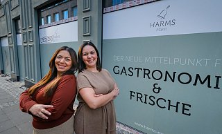 Die Schwestern Camila (l.) und Carolina Giannoni haben sich einen der 23 Marktstände gesichert. Und wollen dort ab März mit mexikanisch-italienischer Bio-Küche begeistern. - Foto: Andreas Zobe/NW Die Schwestern Camila (l.) und Carolina Giannoni haben sich einen der 23 Marktstände gesichert. Und wollen dort ab März mit mexikanisch-italienischer Bio-Küche begeistern. - Foto: Andreas Zobe/NW