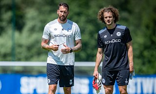 Arminia-Trainer Mitch Kniat (l.) und Kapitän Mael Corboz ziehen nach der Startphase eine erste Zwischenbilanz. - Sarah Jonek Arminia-Trainer Mitch Kniat (l.) und Kapitän Mael Corboz ziehen nach der Startphase eine erste Zwischenbilanz. - Sarah Jonek