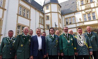 Freuen sich aufs Bundesschützenfest: Walter Fink (stellvertretender Bundesschützenmeister, vorn v. l.), Dieter Honervogt (stellvertretender Bürgermeister), Michael Pavilicic (Schützenoberst St. Henricus Bruderschaft Schloß Neuhaus), Emil Vogt (Bundesschützenmeister), Olaf Pippert (Schützenkönig Schloß Neuhaus), Ralf Heinrichs (Bundesgeschäftsführer), Matthias Wittig (hinten v. l.), Raimund Voß, Josef Jakobsmeyer, Markus Cink (alle St. Henricus Bruderschaft), Rolf Nieborg (Pressesprecher Historischer Schützenbund) - Hans-Hermann Igges Freuen sich aufs Bundesschützenfest: Walter Fink (stellvertretender Bundesschützenmeister, vorn v. l.), Dieter Honervogt (stellvertretender Bürgermeister), Michael Pavilicic (Schützenoberst St. Henricus Bruderschaft Schloß Neuhaus), Emil Vogt (Bundesschützenmeister), Olaf Pippert (Schützenkönig Schloß Neuhaus), Ralf Heinrichs (Bundesgeschäftsführer), Matthias Wittig (hinten v. l.), Raimund Voß, Josef Jakobsmeyer, Markus Cink (alle St. Henricus Bruderschaft), Rolf Nieborg (Pressesprecher Historischer Schützenbund) - Hans-Hermann Igges