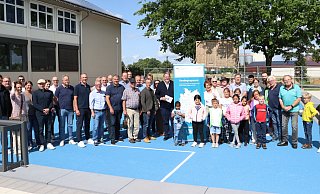 Zum neugestalteten Schulhof in Wehdem gehören auch Bewegungsflächen. Im Beisein von Vertretern aus Politik, Verwaltung, von Schule und Kita sowie vom Verein für Jugend-, Freizeit und Kultur (JFK) Stemwede gaben Bürgermeister Kai Abruszat und Schulleiterin Heike Hachmann das Areal jetzt frei. - Sonja Rohlfing Zum neugestalteten Schulhof in Wehdem gehören auch Bewegungsflächen. Im Beisein von Vertretern aus Politik, Verwaltung, von Schule und Kita sowie vom Verein für Jugend-, Freizeit und Kultur (JFK) Stemwede gaben Bürgermeister Kai Abruszat und Schulleiterin Heike Hachmann das Areal jetzt frei. - Sonja Rohlfing